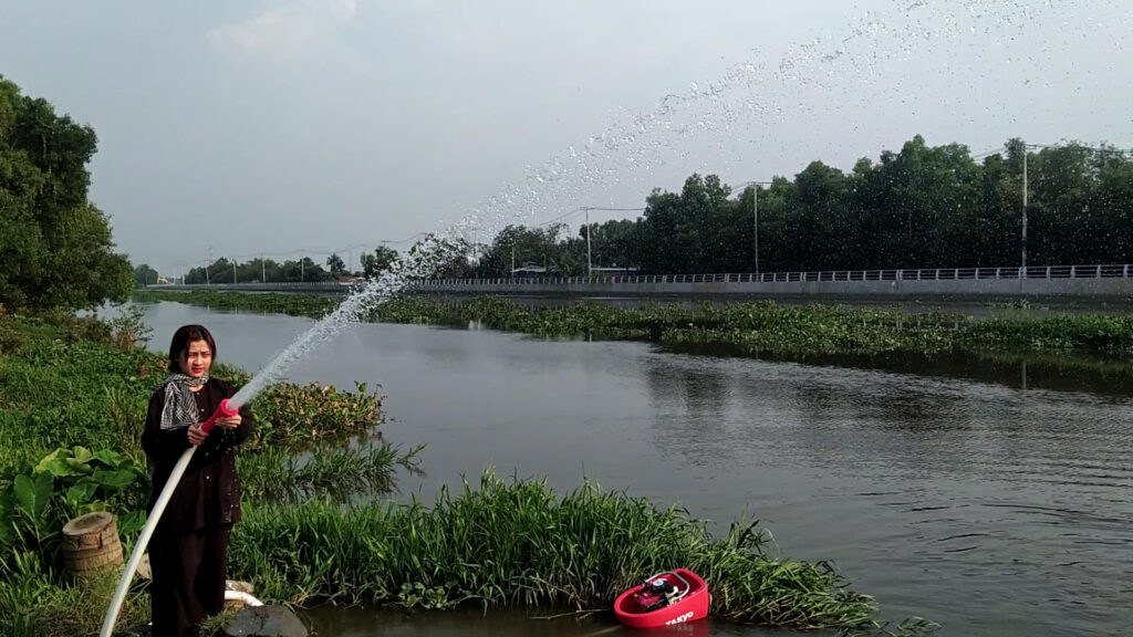 Máy bơm xuồng giúp bà con tưới tiêu nhanh và tiện hơn
