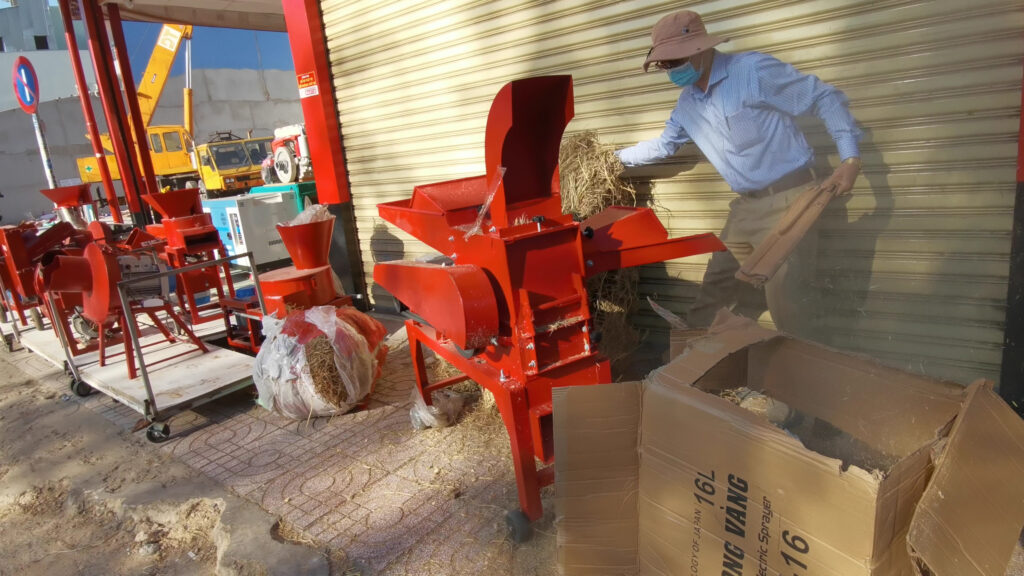 Dùng máy băm xơ dừa để băm rơm trồng nấm