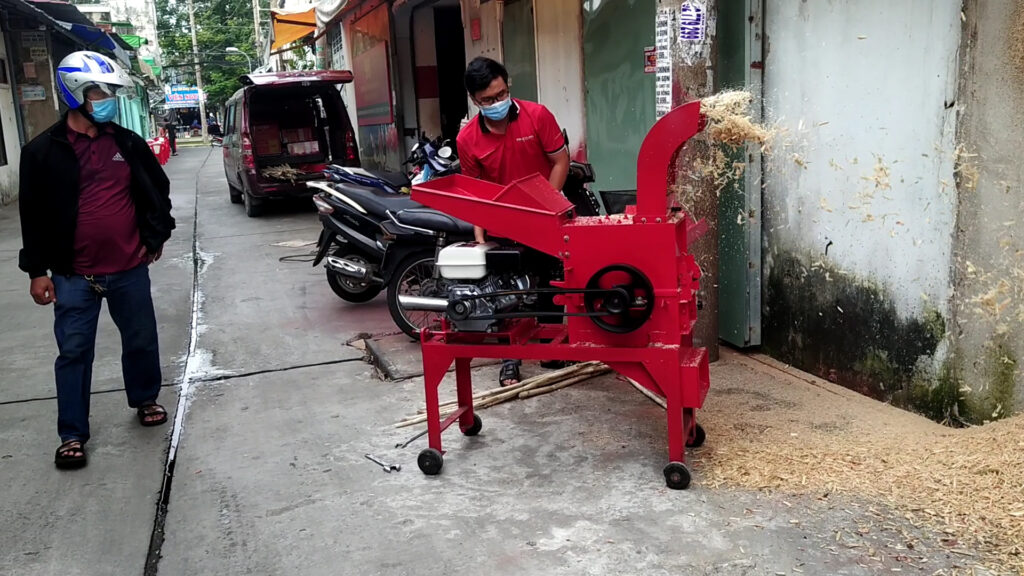 Dùng máy băm xơ dừa để băm cây mía