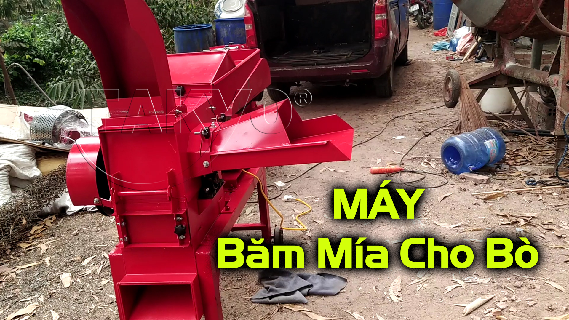 Giao máy băm cây mía cho trại bò ở Đồng Nai.